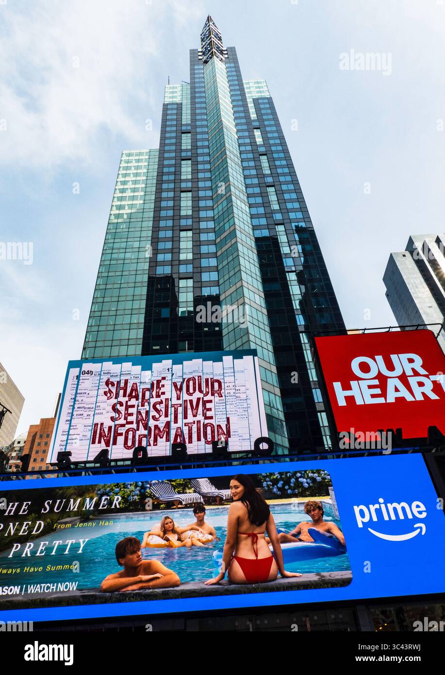 Alle Wolkenkratzer rund um den Times Square sind mit elektronischen Werbetafeln bedeckt, 2025, New York City, USA Stockfoto