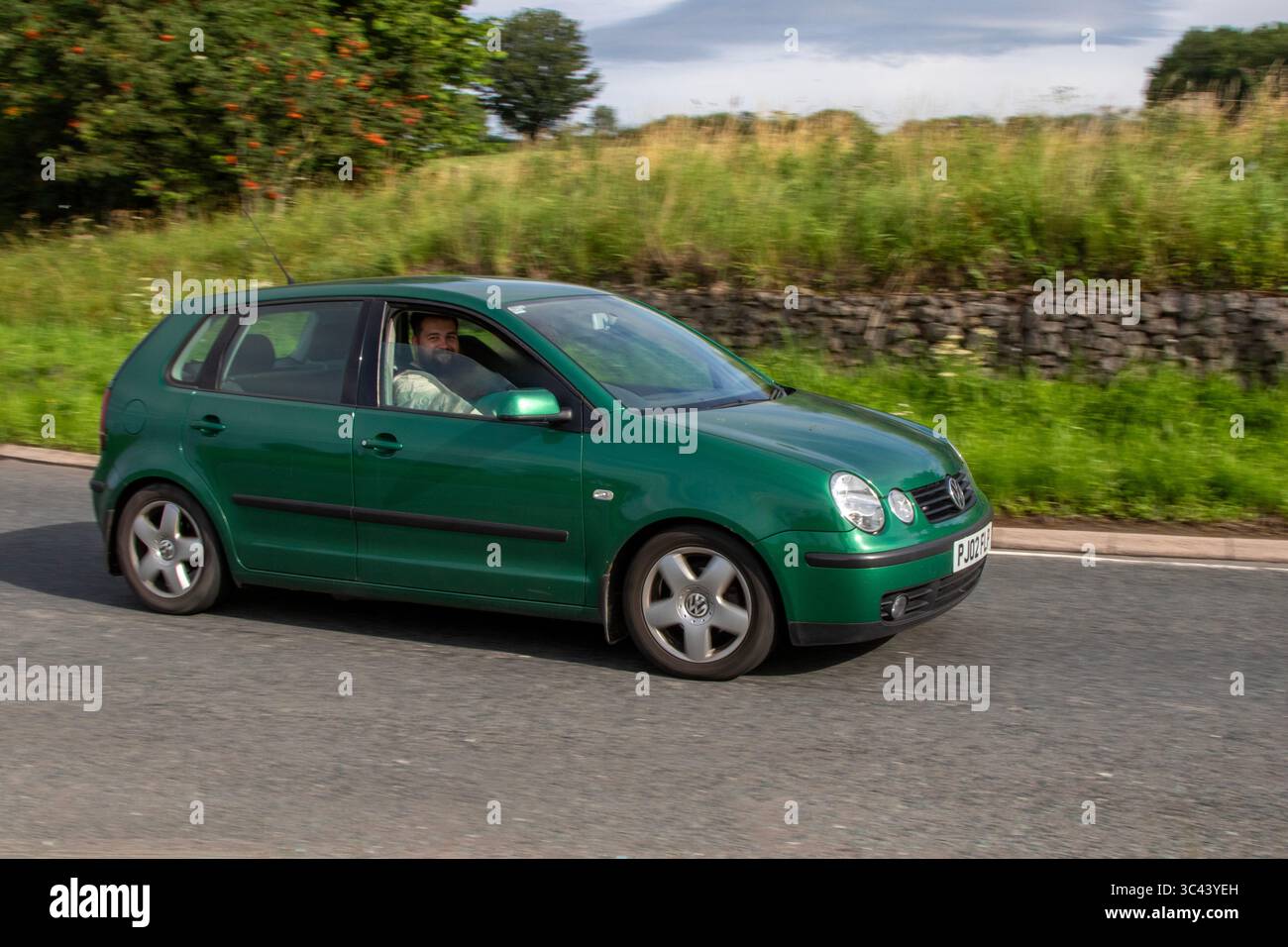 2002 Green VW Volkswagen Polo Sport TDI PD 100 Diesel Hatchback Auto 1896 ccm, Sport TDI; auf der Wheels Up North Weekender Vintage Classic und Performance, Sammler und Enthusiasten Motorshow. Crooklands, Kendal, Großbritannien Stockfoto