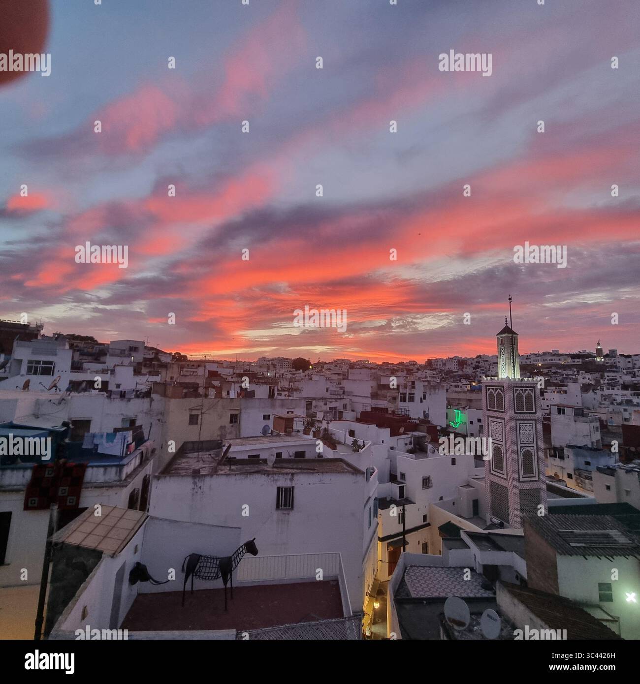 Sonnenuntergang über Tanger - Smartphone-aufgenommenes Stockfoto