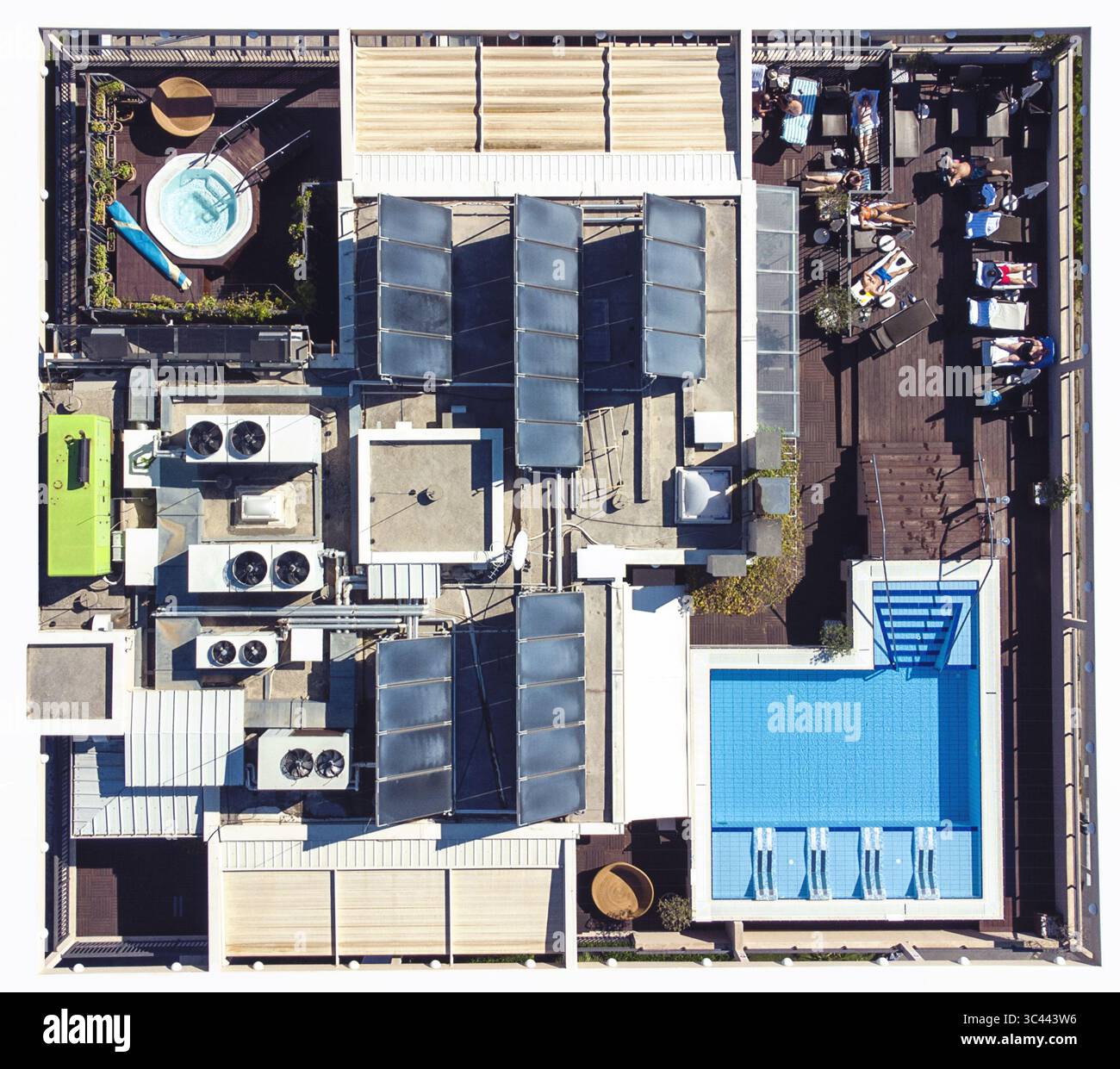 Aus der Vogelperspektive auf die Pools auf dem Dach und Sonnenanbeter sonnen sich unter der Sonne, ein lebhafter Kontrast aus türkisfarbenem Wasser und warmen Holztönen, Split, Kreis Split-Dalmatien, Kroatien. Stockfoto
