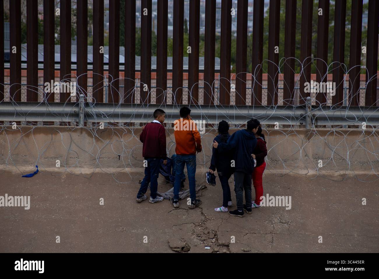 Aktivisten und Migranten treffen sich am Grenzzaun von Ciudad Juarez, um Strategien zu entwickeln, die sich mit Migrationsherausforderungen befassen. Stockfoto