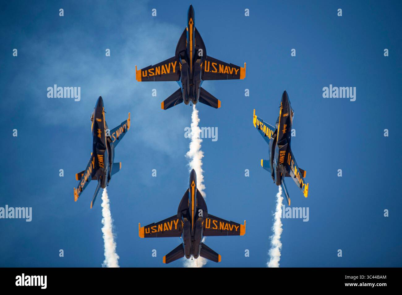 26. Februar 2021 - El Centro, Kalifornien, USA - die US Navy Flight Demonstration Squadron, die Blue Angels, Diamantpiloten führen das Low Break Cross Manöver während eines Trainingsfluges an Bord der Naval Air Facility El Centro durch. Die Blue Angels führen Wintertrainings im NAF El Centro, Kalifornien, durch, um sich auf die Saison 2021 vorzubereiten. Die Show-Saison 2021 wird das erste Jahr der Blue AngelsÃ auf der Super Hornet Plattform sein sowie das 75-jährige Jubiläum des Teams. (Kreditbild: © Christopher Gordon/USA Marineblau/ZUMA Wire/ZUMAPRESS.com) Stockfoto