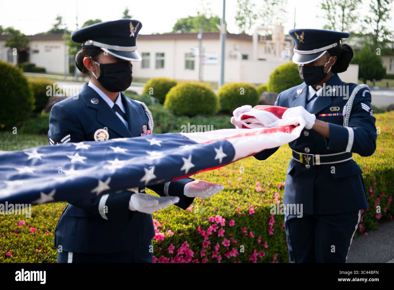 14. Mai 2021 – Yokota Air Base, Japan – die Ehrenwache der Basis falten die amerikanische Flagge während der National Police Week Retreat Ceremony auf der Yokota Air Base, Japan, 14. Mai 2021. Die Ehrengarde senkte sowohl die amerikanische als auch die japanische Flagge während einer Zeremonie, die der Anerkennung von Strafverfolgungsbeamten gewidmet war. (Kreditbild: © Braden Anderson/USA Air Force/ZUMA Wire/ZUMAPRESS.com) Stockfoto