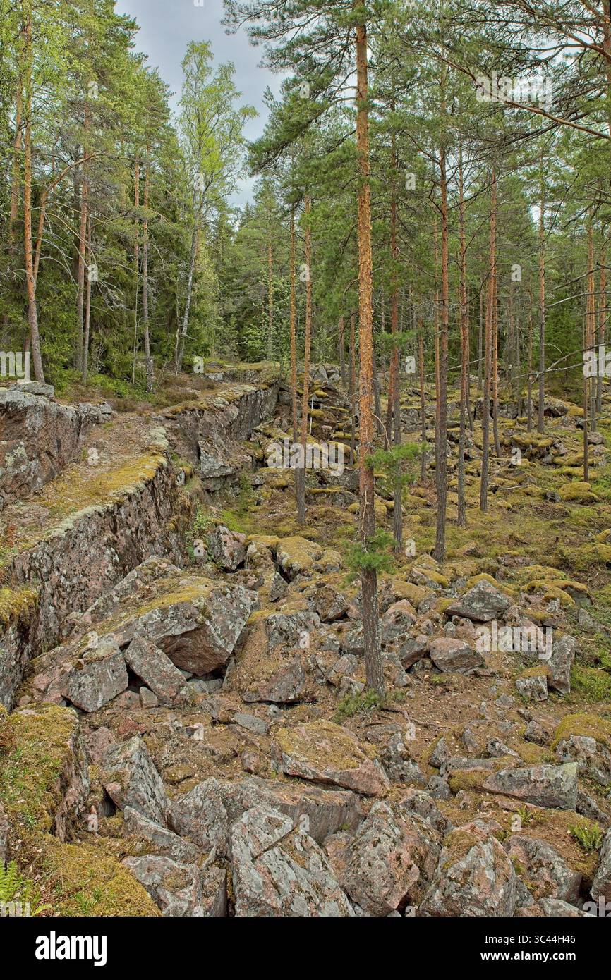 Der historische Hevonniemi-Steinbruch von Pyterlahti, wo in den 1820-30er Jahren ein Steinbruch aus rotem Granit ausgegraben wurde, Virolahti, Finnland. Stockfoto
