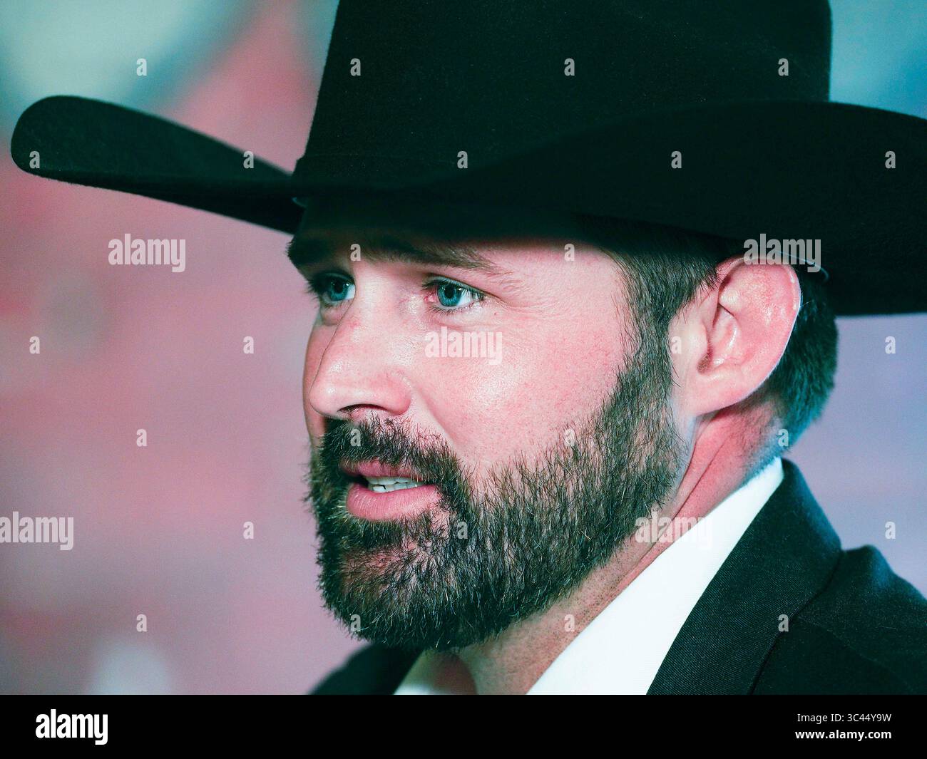 MAI 2021, SIOUX CITY, IOWA, USA: DAVE MUHLBAUER, ein demokratischer Herausforderer für Iowas US-Senat, der jetzt von Charles Grassley (R-IA) gehalten wird, spricht mit Leuten in der Jackson Street Brewery in der Innenstadt von Sioux City, Iowa, Freitagabend, 28. Mai 2021. Muhlbauer macht Streifzüge durch den Bundesstaat Iowa, um seinen potenziellen Lauf zu messen. (Bild: © Jerry Mennenga/ZUMA Wire) Stockfoto