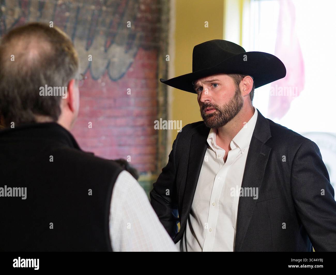 MAI 2021, SIOUX CITY, IOWA, USA: DAVE MUHLBAUER, ein demokratischer Herausforderer für Iowas US-Senat, der jetzt von Charles Grassley (R-IA) gehalten wird, spricht mit Leuten in der Jackson Street Brewery in der Innenstadt von Sioux City, Iowa, Freitagabend, 28. Mai 2021. Muhlbauer macht Streifzüge durch den Bundesstaat Iowa, um seinen potenziellen Lauf zu messen. (Bild: © Jerry Mennenga/ZUMA Wire) Stockfoto