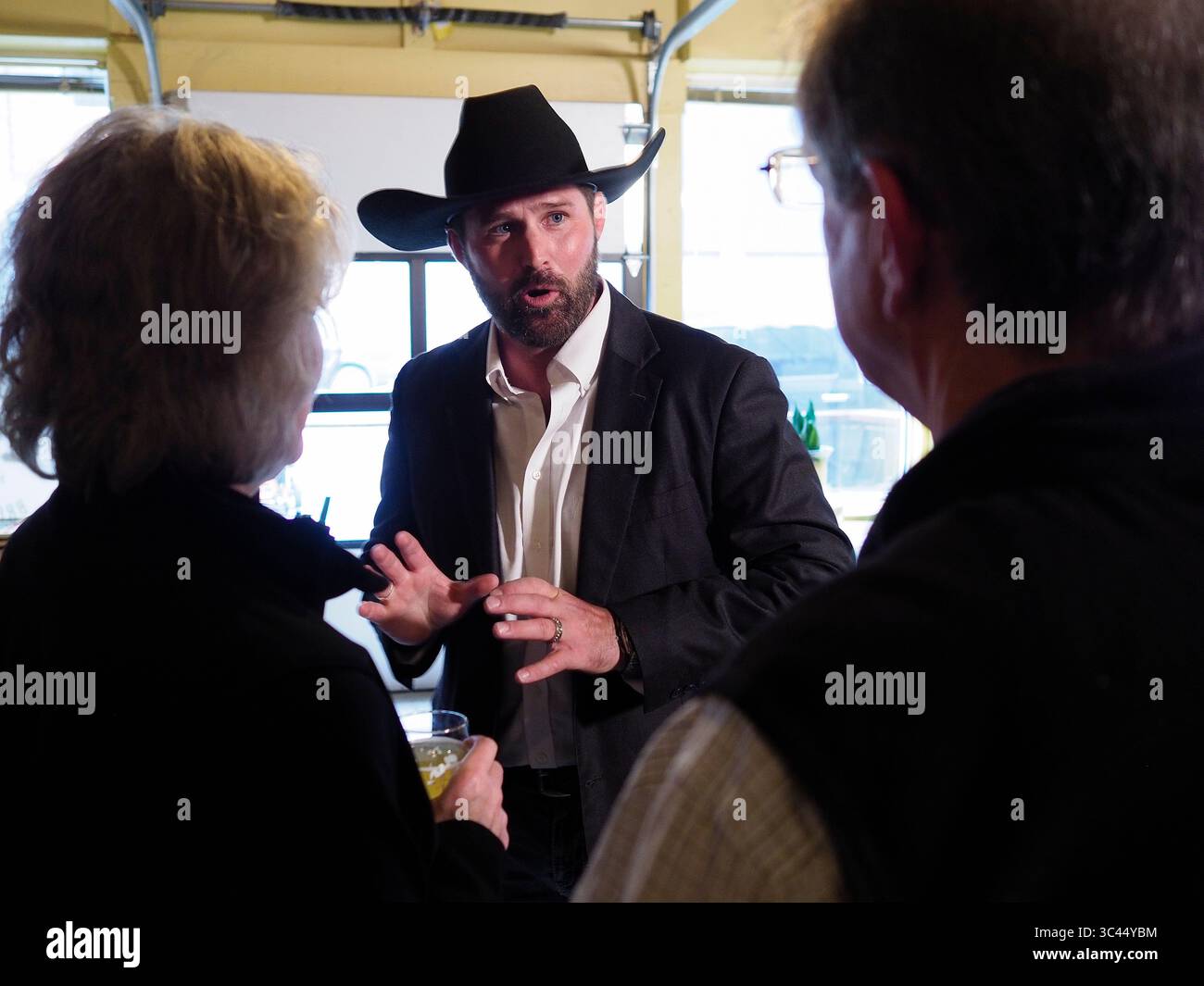 MAI 2021, SIOUX CITY, IOWA, USA: DAVE MUHLBAUER, ein demokratischer Herausforderer für Iowas US-Senat, der jetzt von Charles Grassley (R-IA) gehalten wird, spricht mit Leuten in der Jackson Street Brewery in der Innenstadt von Sioux City, Iowa, Freitagabend, 28. Mai 2021. Muhlbauer macht Streifzüge durch den Bundesstaat Iowa, um seinen potenziellen Lauf zu messen. (Bild: © Jerry Mennenga/ZUMA Wire) Stockfoto