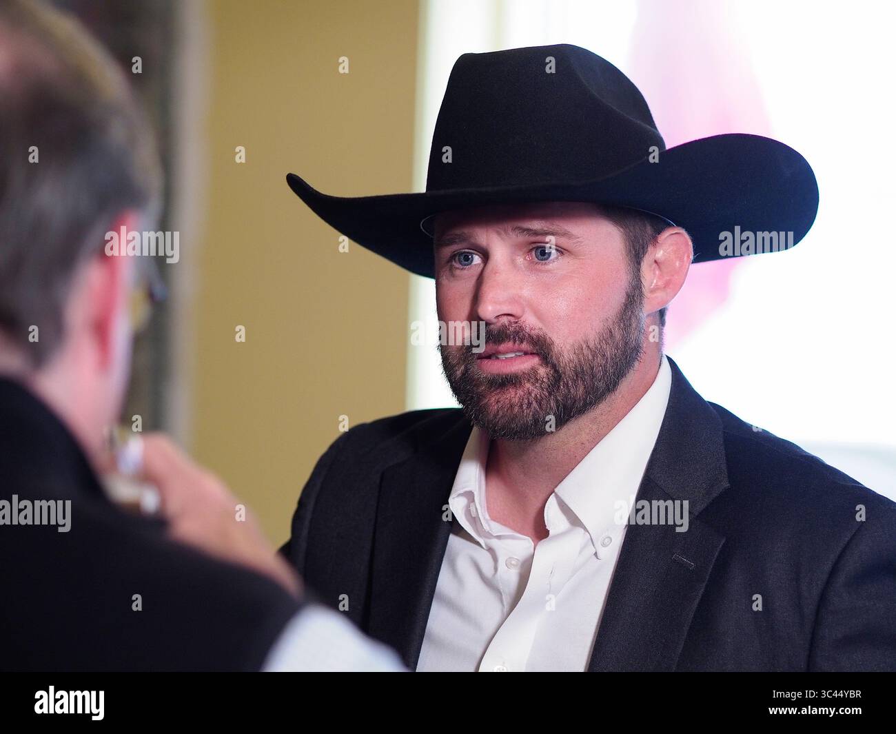 MAI 2021, SIOUX CITY, IOWA, USA: DAVE MUHLBAUER, ein demokratischer Herausforderer für Iowas US-Senat, der jetzt von Charles Grassley (R-IA) gehalten wird, spricht mit Leuten in der Jackson Street Brewery in der Innenstadt von Sioux City, Iowa, Freitagabend, 28. Mai 2021. Muhlbauer macht Streifzüge durch den Bundesstaat Iowa, um seinen potenziellen Lauf zu messen. (Bild: © Jerry Mennenga/ZUMA Wire) Stockfoto