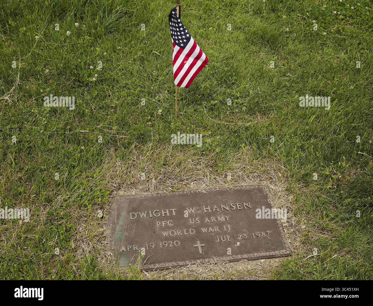 28. Mai 2021, SIOUX CITY, IOWA, USA: CRAIG HANSEN aus Sioux Falls, SD, fotografiert jedes Jahr den Grabmarker seines Vaters, nachdem er und seine Frau Claudia am Samstag, 29. Mai 2021, Blumen an Familienmitglieder auf dem Memorial Park Cemetery in Sioux City, Iowa, ausgestellt haben. Die Hansens wuchsen beide in Sioux City auf. In der vergangenen Woche legten lokale Strafverfolgungsbehörden und Mitglieder der Iowa Air National Guard und der Army National Guard kleine amerikanische Flaggen auf die Gräber von Veteranen. (Bild: © Jerry Mennenga/ZUMA Wire) Stockfoto