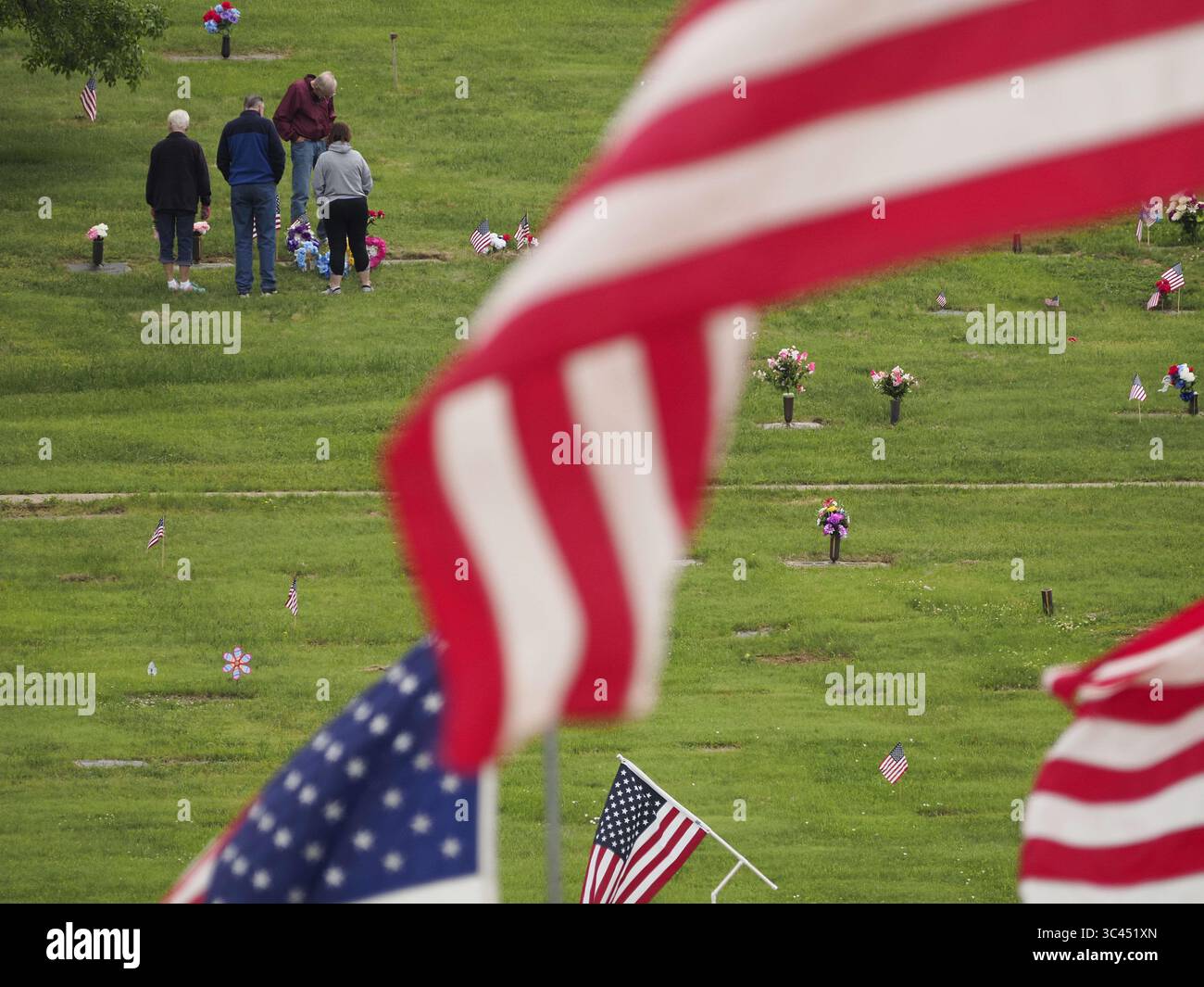 28. Mai 2021, SIOUX CITY, IOWA, USA: Fahnen fliegen auf dem Memorial Park Cemetery in Sioux City, Iowa Samstag, 29. Mai 2021, wenn Familien sich an ihre verstorbenen Verwandten erinnern. Während der Woche brachten die örtlichen Strafverfolgungsbehörden und Mitglieder der Iowa Air National Guard und der Army National Guard kleine amerikanische Flaggen auf die Gräber von Veteranen. (Bild: © Jerry Mennenga/ZUMA Wire) Stockfoto