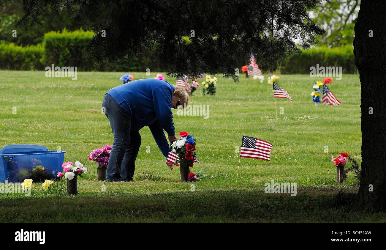 28. Mai 2021, SIOUX CITY, IOWA, USA: CAROL WASHBURN aus des Moines legt eine kleine amerikanische Flagge neben dem Grab eines Familienmitglieds auf dem Memorial Park Cemetery in Sioux City, Iowa Samstag, 29. Mai 2021. Washburn wuchs in einer kleinen Gemeinde Nebraska auf, direkt gegenüber dem Missouri River von Sioux City. Während der Woche brachten die örtlichen Strafverfolgungsbehörden und Mitglieder der Iowa Air National Guard und der Army National Guard kleine amerikanische Flaggen auf die Gräber von Veteranen. (Bild: © Jerry Mennenga/ZUMA Wire) Stockfoto