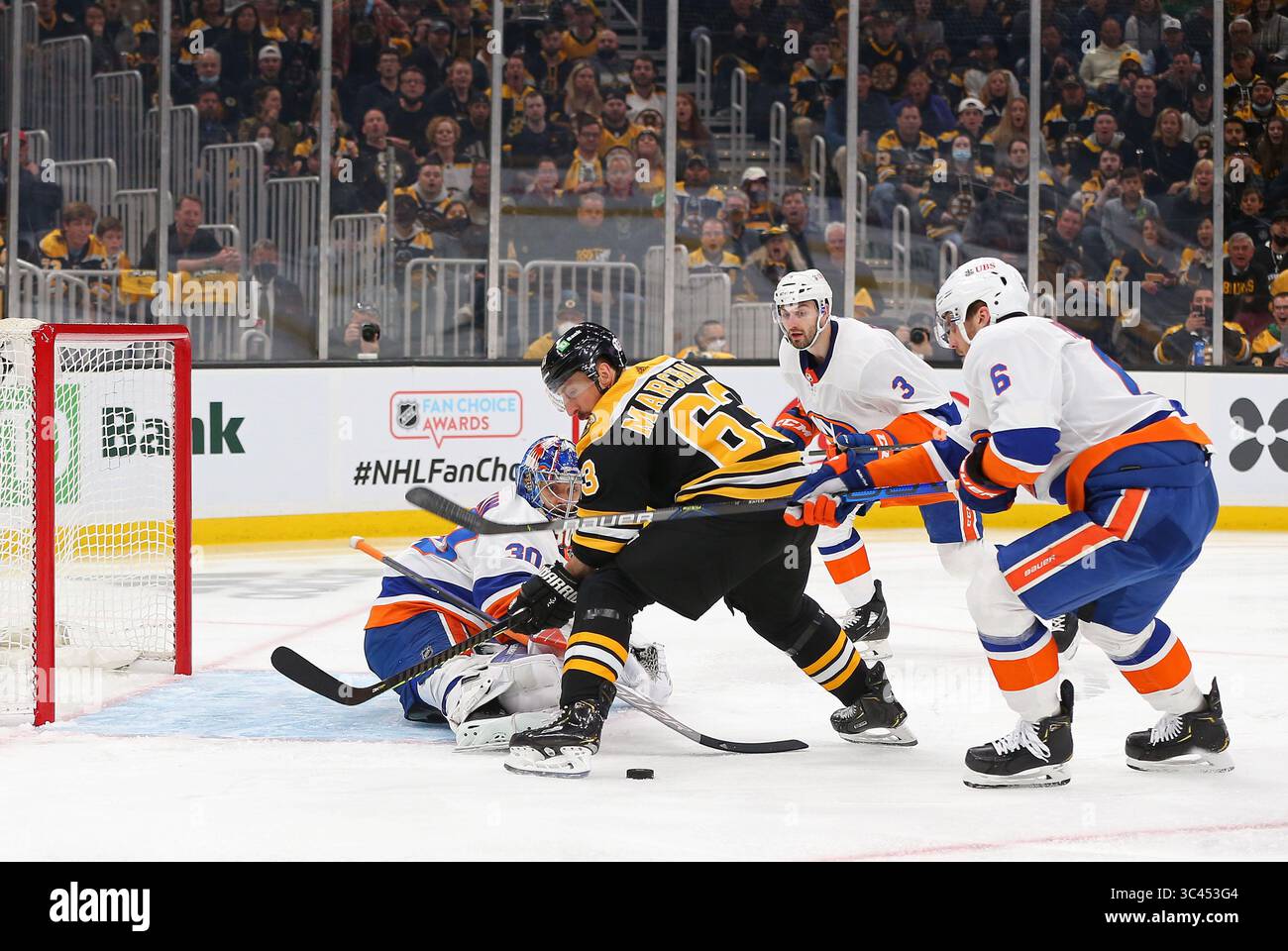 Mai 2021; Boston, MA, USA; Boston Bruins Mitte Brad Marchand (63) im ersten Spiel und in der zweiten Runde der NHL Stanley Cup Playoffs zwischen den New York Islanders und Boston Bruins im TD Garden. Anthony Nesmith/CSM(Credit Image: &Copy; Anthony Nesmith/CSM via ZUMA Wire) Stockfoto