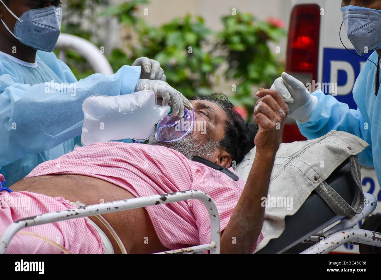 1. Juni 2021, Kolkata, Westbengalen, Indien: Ein Gesundheitspersonal trägt eine Sauerstoffmaske auf einem kritischen COVID-19-Patienten, bevor er in eine Intensivstation eines Krankenhauses in Kalkutta, Indien, gebracht wird. Indien hat gestern mehr als 1,2 Lakh-Fälle verzeichnet, der niedrigste tägliche Fall seit 54 Tagen, laut indischem Medienbericht. (Bild: © Debarchan Chatterjee/ZUMA Wire) Stockfoto