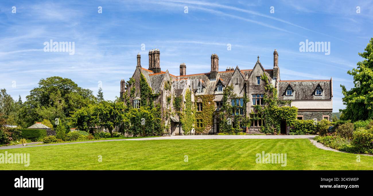 LINGHOLM, CUMBRIA, GROSSBRITANNIEN - 8. JULI 2025. Landschaftspanorama des Außenbereichs des Haupthauses auf dem Landgut Lingholm im englischen Lake District, das Stockfoto