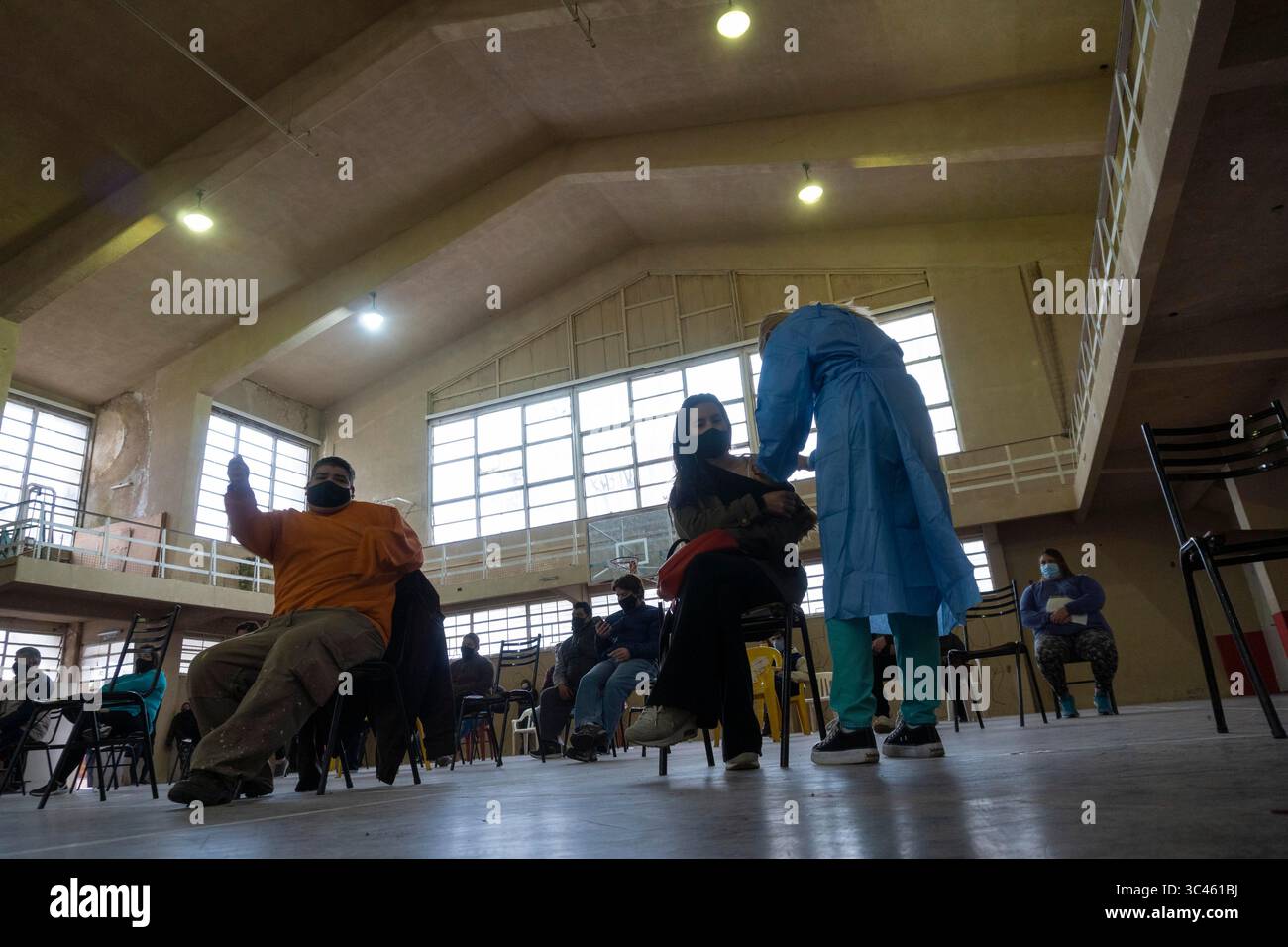5. Juni 2021, Firmat, Santa Fe, Argentinien: In einem provisorischen Impfzentrum auf einem Basketballfeld bekommt eine Frau eine Impfung mit COVID-19 AstraZeneca-Impfstoff. (Bild: © Patricio Murphy/ZUMA Wire) Stockfoto