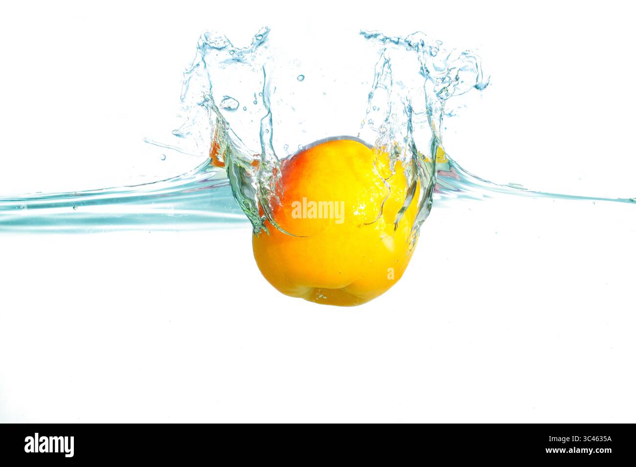 Dynamisches Spritzen einer frischen Aprikose in klares Wasser, das einen lebhaften Orangenton und einen aufregenden Moment voller Bewegung und Energie einfängt. Stockfoto