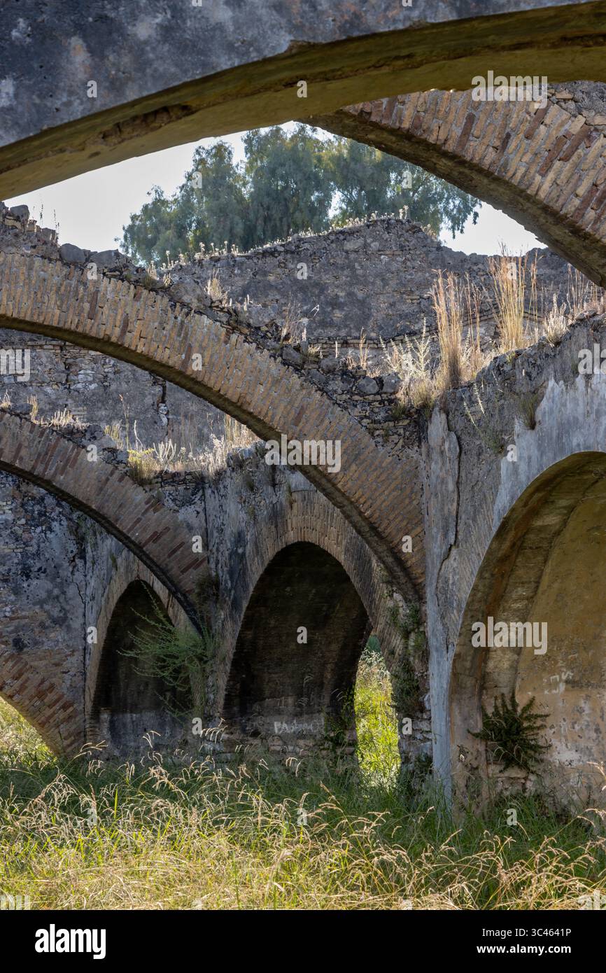 Gedenkstätte mit einem Gebäude, in dem die ersten serbischen Soldaten während des Ersten Weltkriegs an Bord gingen. Gouvia, Korfu (Korfu), Griechenland Stockfoto