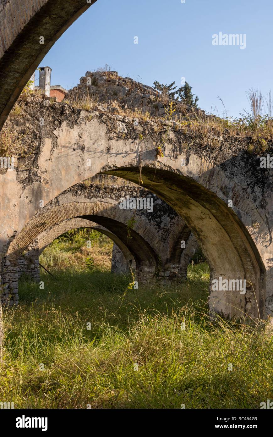 Gedenkstätte mit einem Gebäude, in dem die ersten serbischen Soldaten während des Ersten Weltkriegs an Bord gingen. Gouvia, Korfu (Korfu), Griechenland Stockfoto