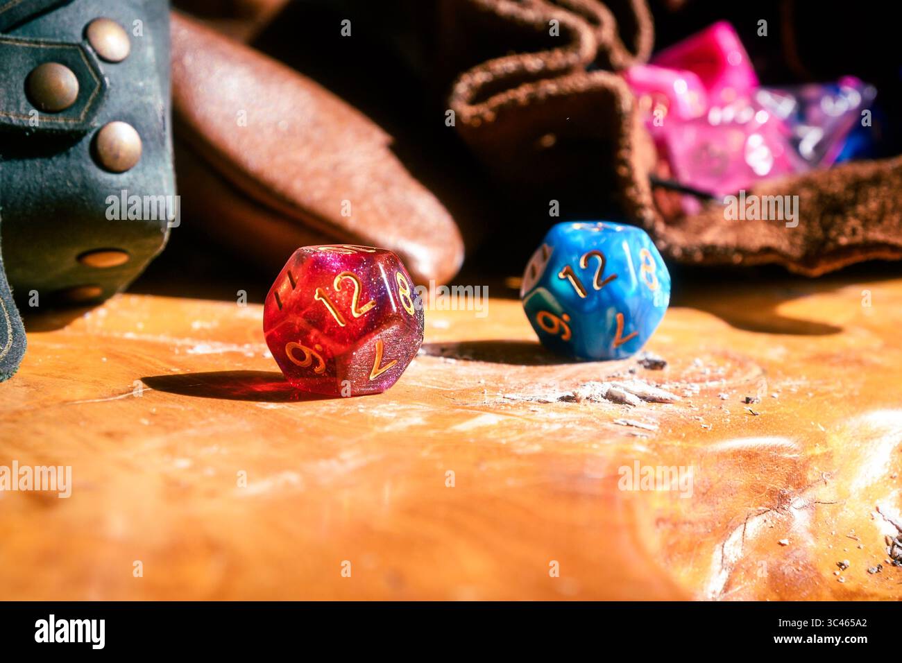 Rote und blaue D12-Würfel auf Holzplatte Stockfoto