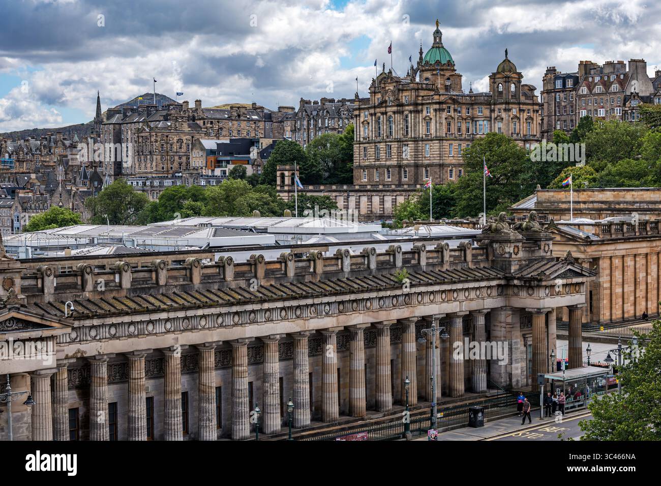 Blick über das Stadtzentrum mit Lloyds Bank Hauptsitz & National Gallery, Edinburgh, Schottland, Großbritannien Stockfoto