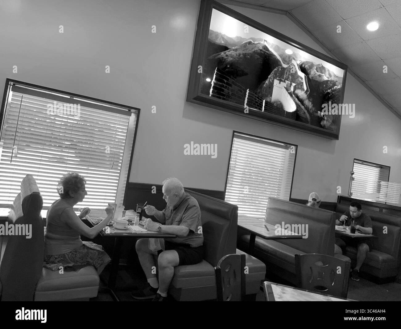 6. Juni 2021, SARASOTA, FLORIDA, USA: Forscher konzentrierten ihre Aufmerksamkeit auf die neun Mutationen, die das Spike-Protein verändern, das das Coronavirus bedeckt und es ermöglicht, Zellen einzudringen. Eine dieser Mutationen hilft dem Virus, enger an Zellen zu binden, was potenziell seine Chancen auf eine erfolgreiche Infektion erhöht. (Bild: © John Marshall Mantel/ZUMA Wire) Stockfoto 6. Juni 2021, SARASOTA, FLORIDA, USA: Forscher konzentrierten ihre Aufmerksamkeit auf die neun Mutationen, die das Spike-Protein verändern, das das Coronavirus bedeckt und es ermöglicht, Zellen einzudringen. Eine dieser Mutationen hilft dem Virus, enger an Zellen zu binden, was potenziell seine Chancen auf eine erfolgreiche Infektion erhöht. (Bild: © John Marshall Mantel/ZUMA Wire) Stockfoto