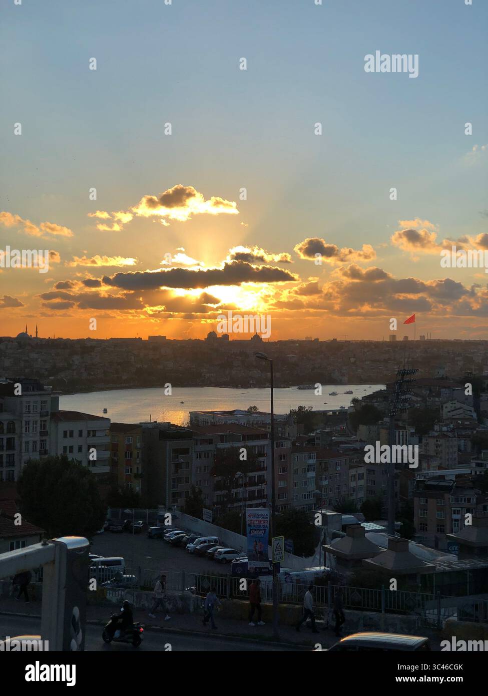 Atemberaubender Sonnenuntergang über dem Bosporus in Istanbul, Türkei, mit der Skyline der Stadt und der Uferpromenade in goldenen Tönen. Stockfoto