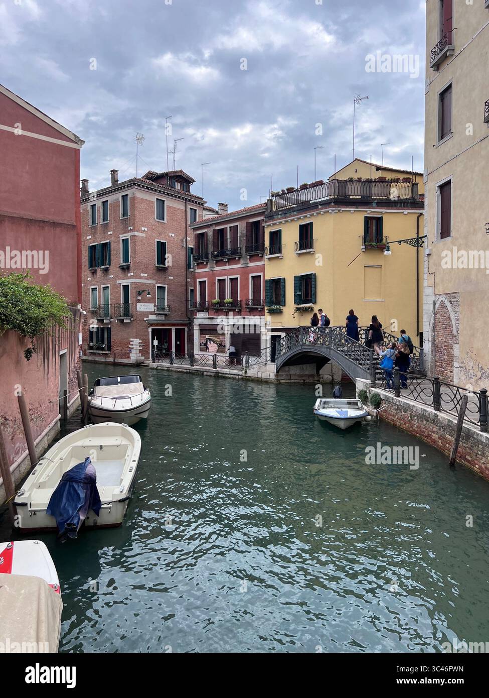 Wo Straßen Kanäle sind und der Verkehr auf Booten fließt – Venedig bleibt ein architektonisches und kulturelles Wunder. Stockfoto