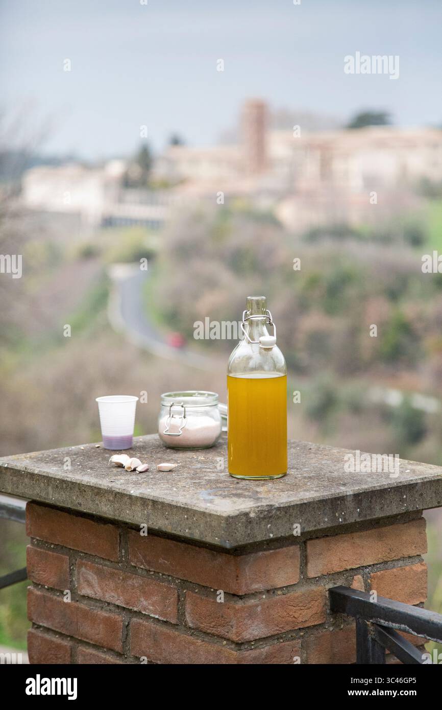 Es gibt eine Flasche Olivenöl, die auf einem festen Felsvorsprung liegt Stockfoto