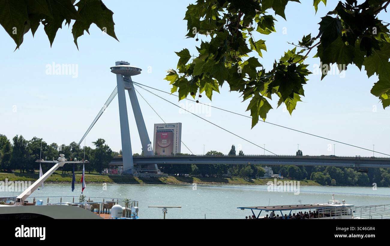 Diese Bratislava-Brücke wird oft als UFO-Brücke bezeichnet und ist ein Wahrzeichen für diese slowakische Stadt und eine ganz bestimmte Attraktion Stockfoto
