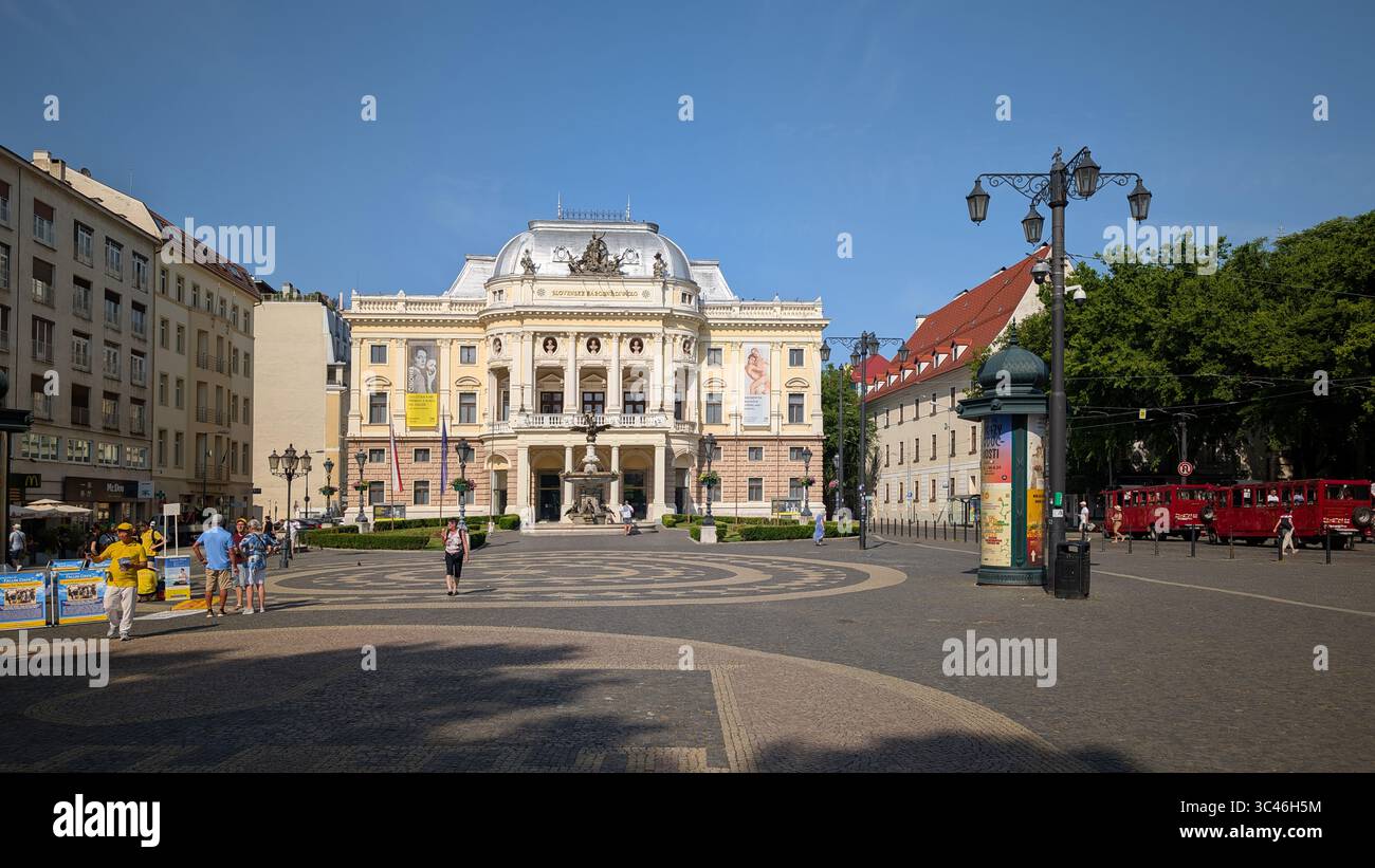 Das wunderschöne historische Slowakische Nationaltheater schmückt das Zentrum der wunderschönen Stadt Bratislava Stockfoto