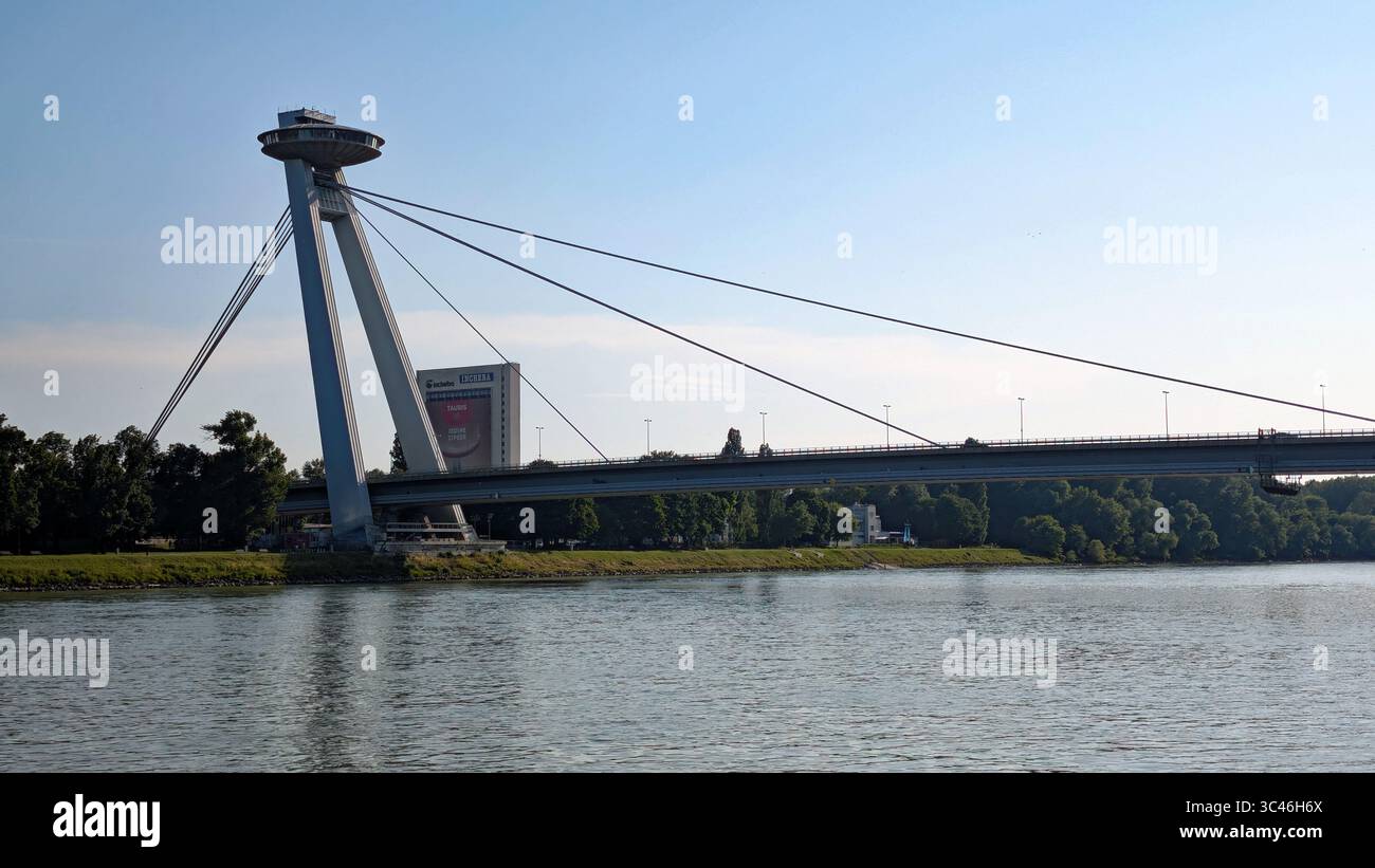 Diese Bratislava-Brücke wird oft als UFO-Brücke bezeichnet und ist ein Wahrzeichen für diese slowakische Stadt und eine ganz bestimmte Attraktion Stockfoto