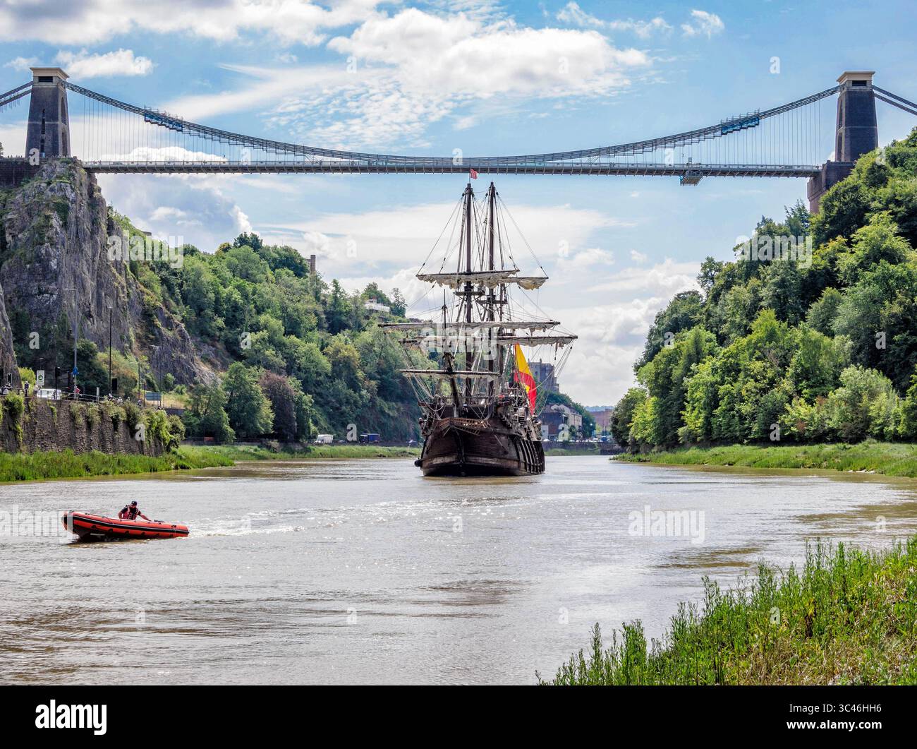 Die spanische Galleon Andalucia segelt unter der Clifton Suspension Bridge den Fluss Avon hinunter, während sie durch die Avon-Schlucht in Bristol Großbritannien verläuft Stockfoto