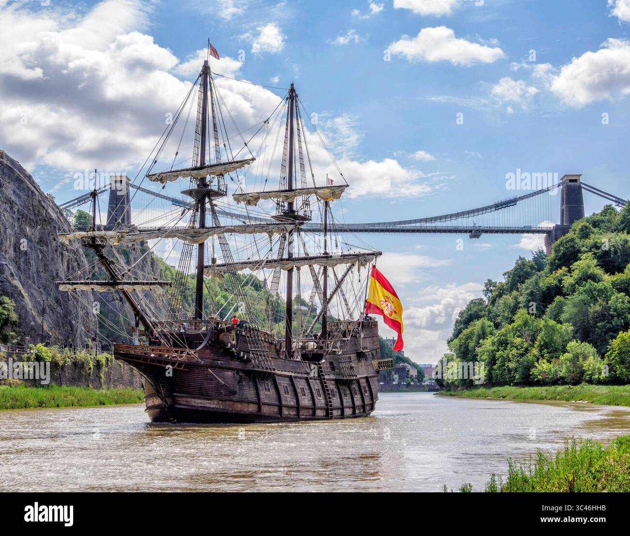 Die spanische Galleon Andalucia segelt unter der Clifton Suspension Bridge den Fluss Avon hinunter, während sie durch die Avon-Schlucht in Bristol Großbritannien verläuft Stockfoto