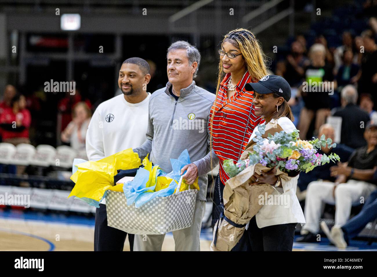 Chicago Sky Forward Angel Reese (5) wurde für ihre Wahl zum All-Star-Spiel vor dem regulären Spiel der WNBA gegen Seattle Storm in der Wintrust Arena in Chicago, IL am 24. Juli 2025 gefeiert. Der Seattle Storm besiegte die Chicago Sky 95–57. (Michael D. Robinson/Image of Sport) Stockfoto