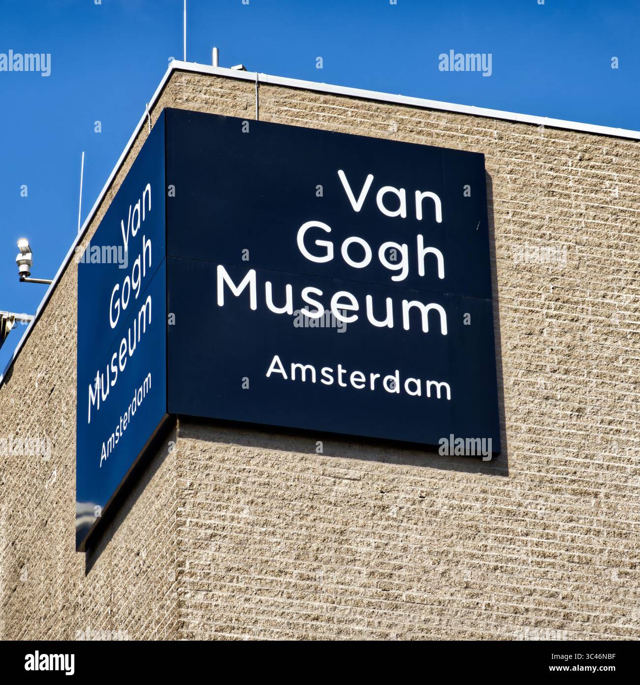 Amsterdam, niederlande, 12. juli 2025, großes schwarzes Schild mit dem Hinweis auf das Van gogh Museum in amsterdam, niederlande, an der Ecke des modernen Gebäudes MAD Stockfoto