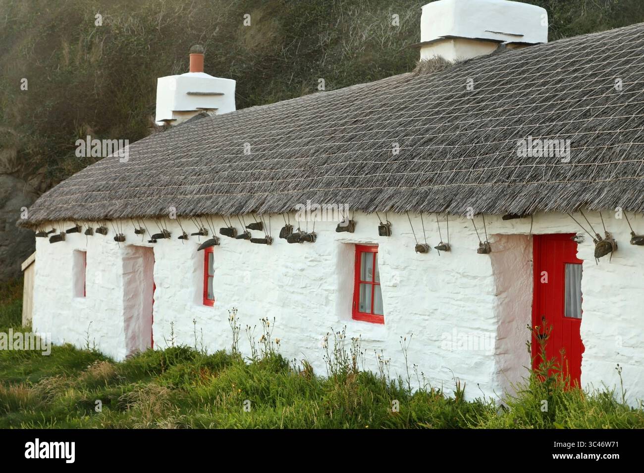 Strohgedeckte Steinhäuser in Niarbyl Bay, Dalby, Isle of man. Stockfoto