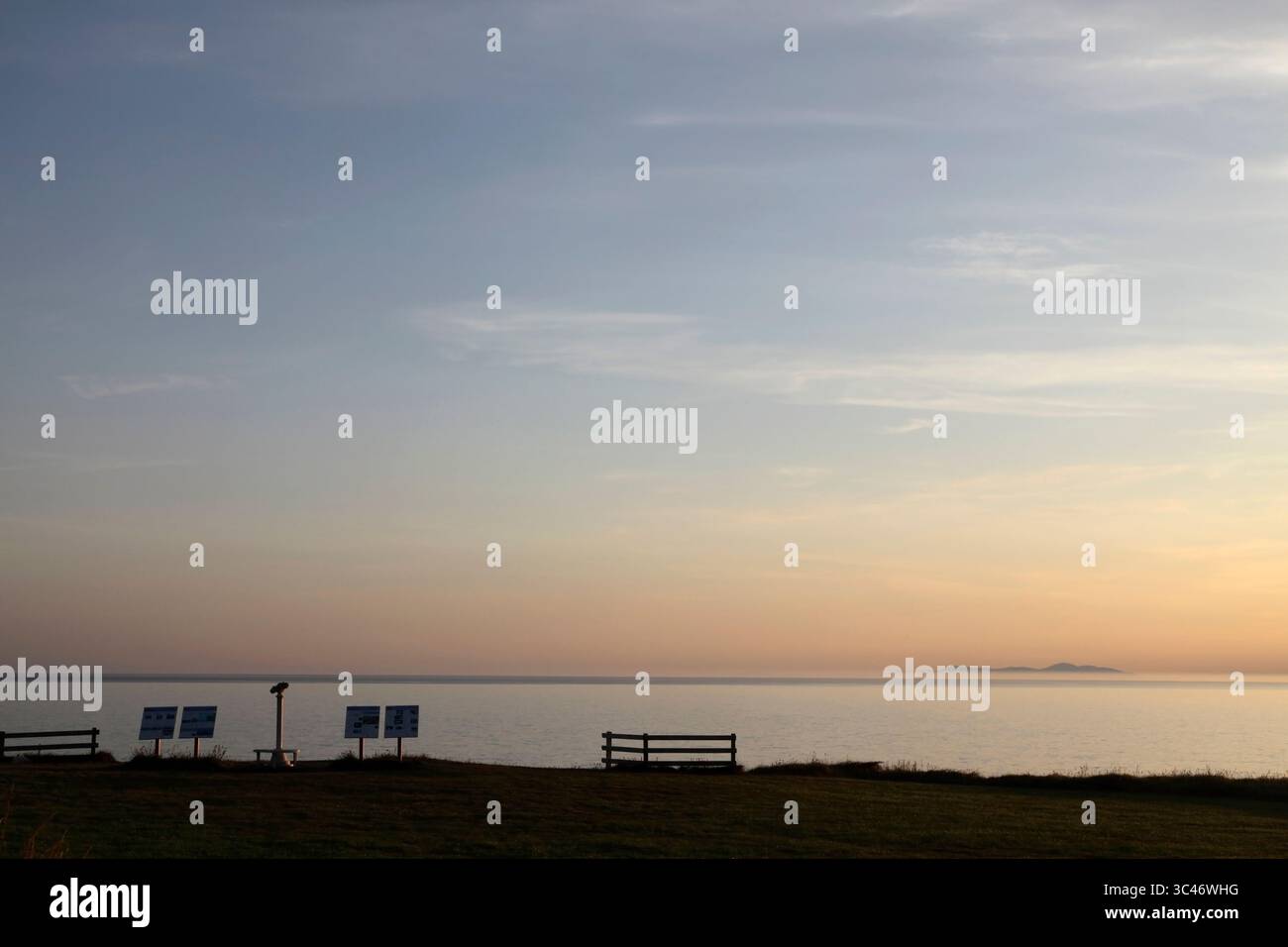 Niarbyl Bay, Dalby, Isle of man mit den irischen Mourne Mountains am Horizont. Stockfoto