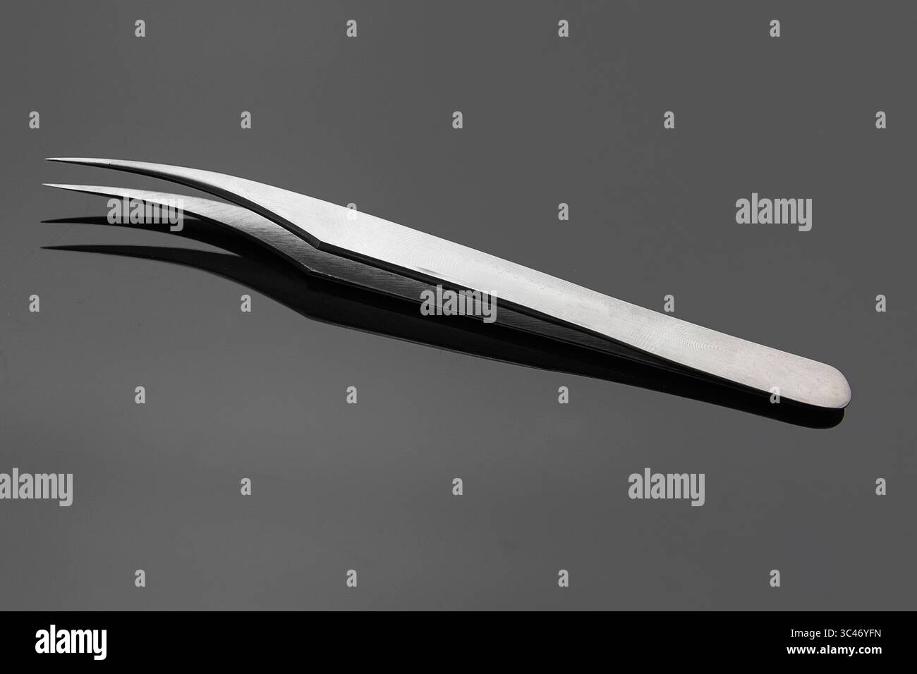 Professionelle Werkzeuge für die Wimpernverlängerung einschließlich Pinsel, Pinzette, Spiegel und Flicken auf einem sauberen Hintergrund. Schönheitssalon-Accessoires zur Wimpernpflege Stockfoto