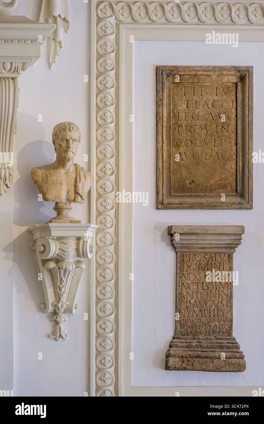 Lateinische Inschriften, Epitaphe aus römischer Zeit im Treppenhaus zum Festsaal, Österreichische Nationalbibliothek, Wien, Österreich. Stockfoto