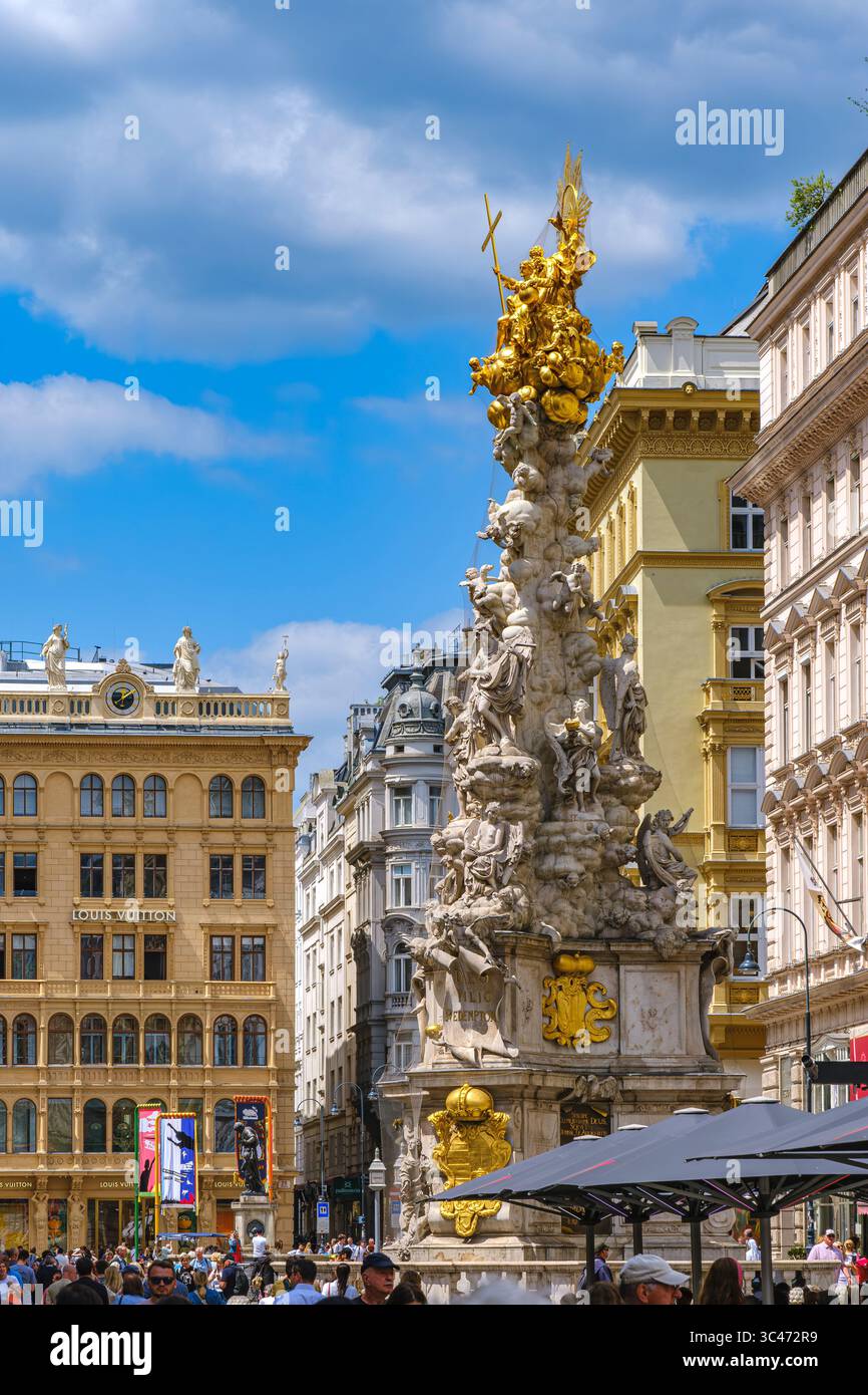Die Wiener Pestsäule, ein barockes Denkmal zur Erinnerung an die Pestepidemie von 1679, befindet sich mitten im Graben in der Wiener Innenstadt. Stockfoto