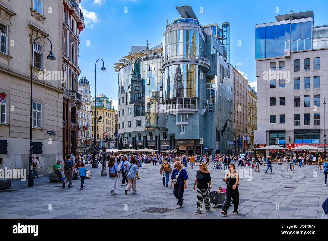 Alltägliche Straßenszene auf dem Stephansplatz vor dem sogenannten Haas-Haus am Stock-im-Eisen-Platz in Wien, Österreich, nur zur redaktionellen Verwendung. Stockfoto