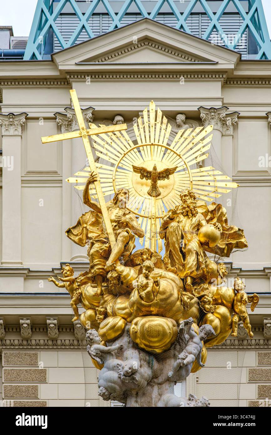 Die Wiener Pestsäule, ein barockes Denkmal zur Erinnerung an die Pestepidemie von 1679, befindet sich mitten im Graben in der Wiener Innenstadt. Stockfoto