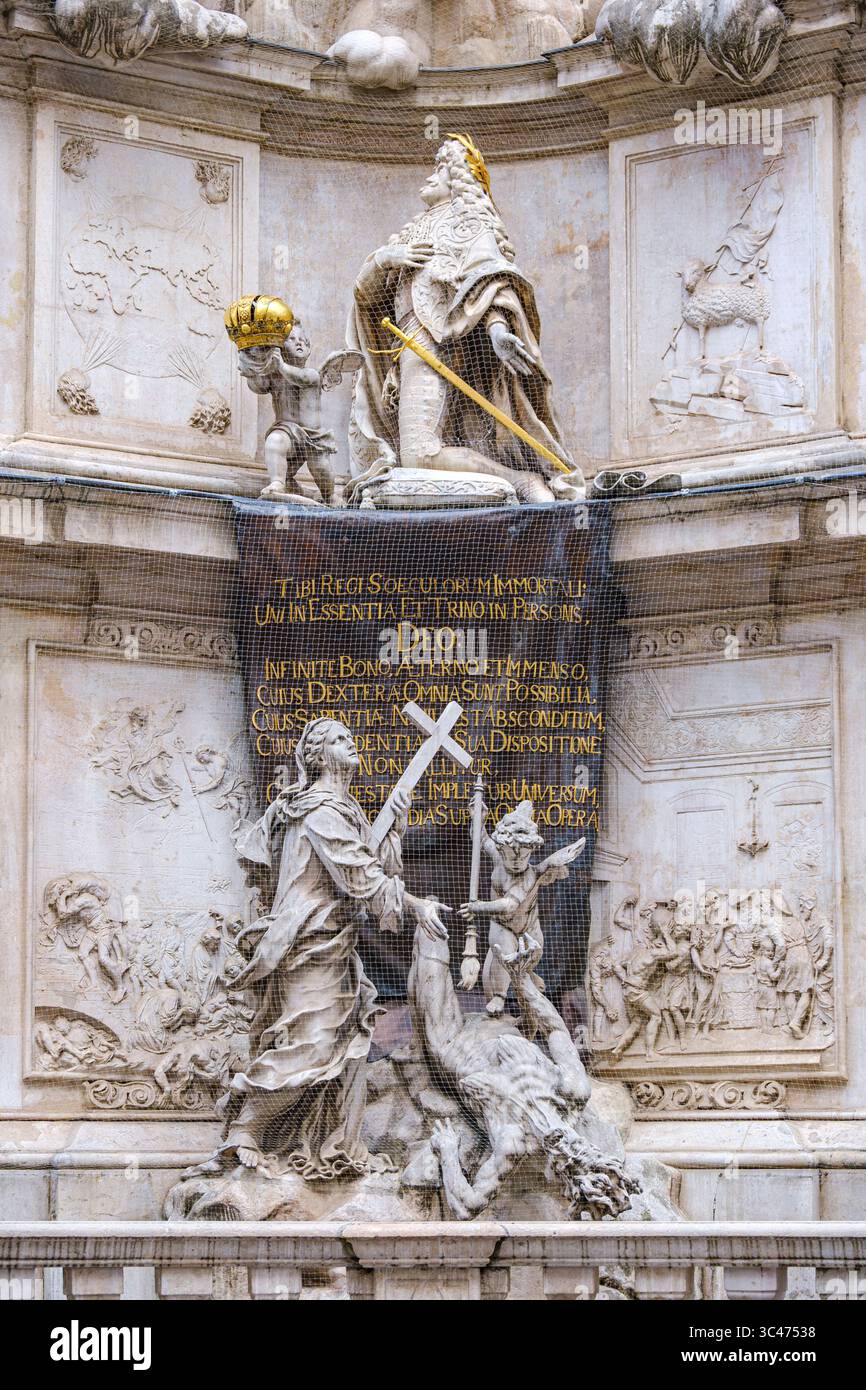 Die Wiener Pestsäule, ein barockes Denkmal zur Erinnerung an die Pestepidemie von 1679, befindet sich mitten im Graben in der Wiener Innenstadt. Stockfoto