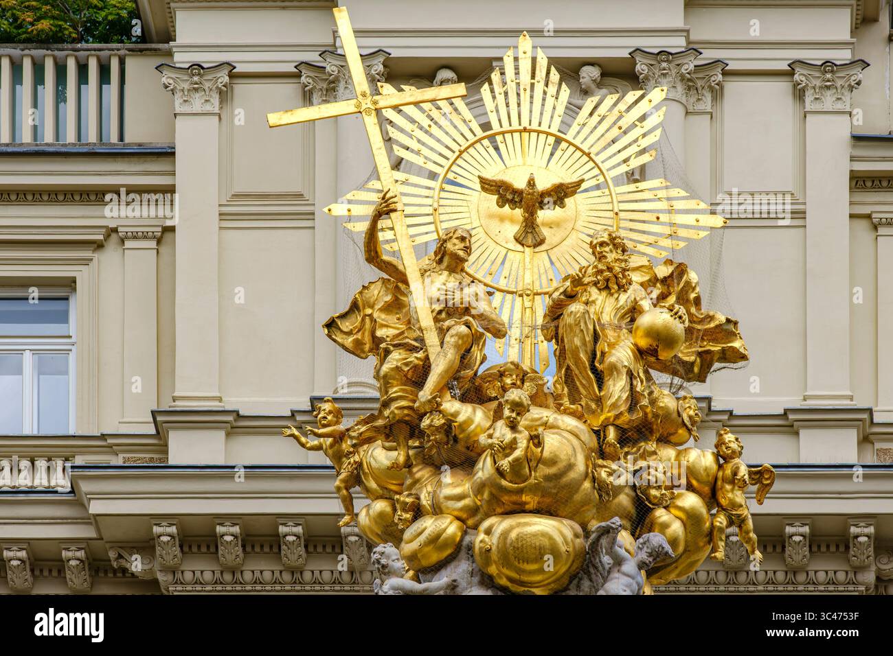 Die Wiener Pestsäule, ein barockes Denkmal zur Erinnerung an die Pestepidemie von 1679, befindet sich mitten im Graben in der Wiener Innenstadt. Stockfoto