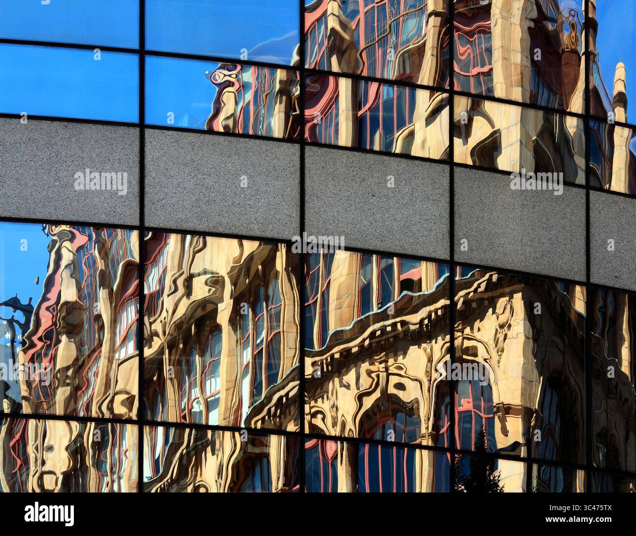 Surreale Reflexionen eines kunstvollen edwardianischen Gebäudes in den Fenstern eines modernen Büroblocks - ganz anders gestaltet - in der Chepstow St, Manchester. Stockfoto