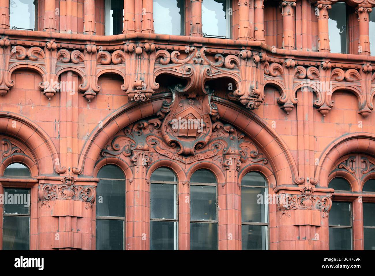 Nahaufnahme von kunstvollen Details über dem Haupteingang der Imperial Hall, City Road, Shoreditch, London. Früher die methodistische Leysian Mission. Stockfoto