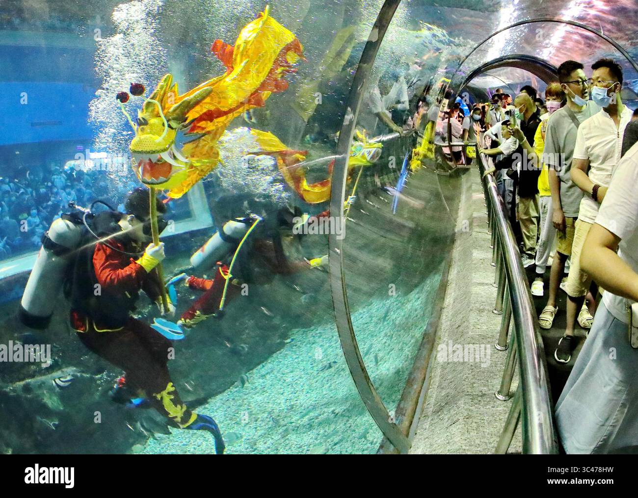 13. Juni 2021, Qinhuangdao, Hebei, China: Ein Drachentanz wird unter Wasser durchgeführt, um das traditionelle Drachenboot-Festival in Qinhuangdao, Hebei, China am 13. Juni 2021 zu feiern. (Kreditbild: © TPG via ZUMA Press) Stockfoto