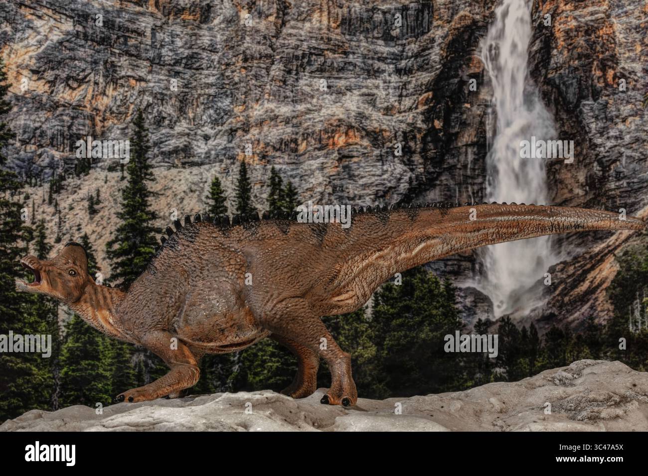 Diese großartige neue Skulptur von Papo befindet sich vor meinem Foto mit den Takakkaw Falls im Yoho National Park, British Columbia, Kanada. Stockfoto