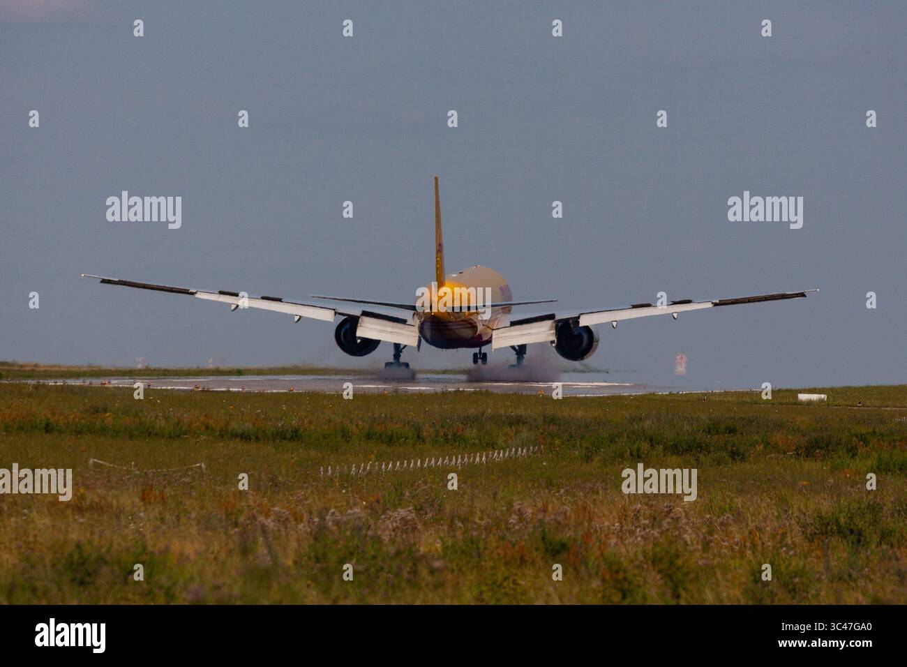 Leipzig, Deutschland - 9. Juli 2024: DHL Boeing 777F landet am Flughafen Leipzig Stockfoto