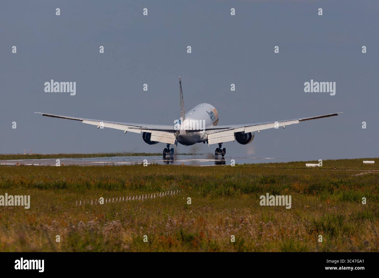 Leipzig, Deutschland - 9. Juli 2024: Aerologic Boeing 777F landet am Flughafen Leipzig Stockfoto Leipzig, Deutschland - 9. Juli 2024: Aerologic Boeing 777F landet am Flughafen Leipzig Stockfoto